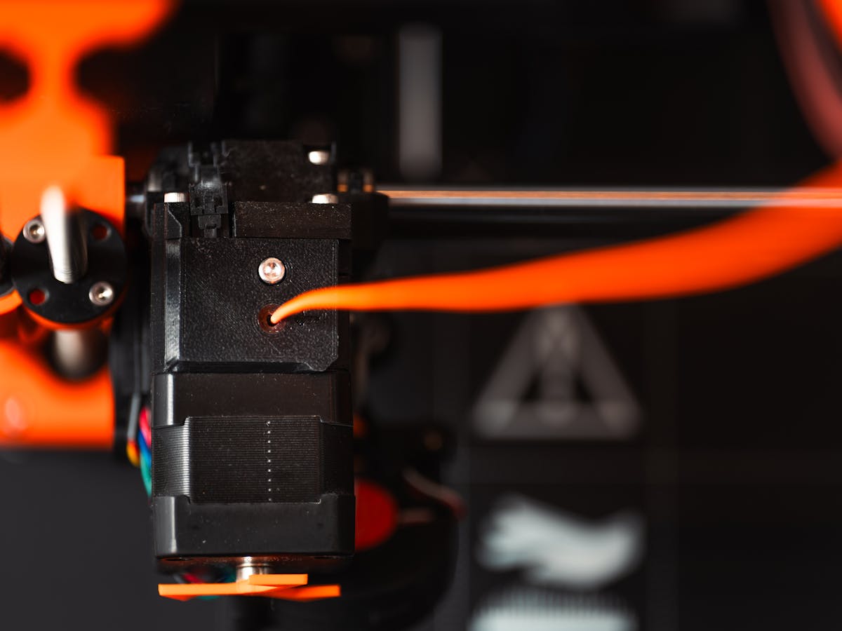 Primo piano di estrusore e filamento