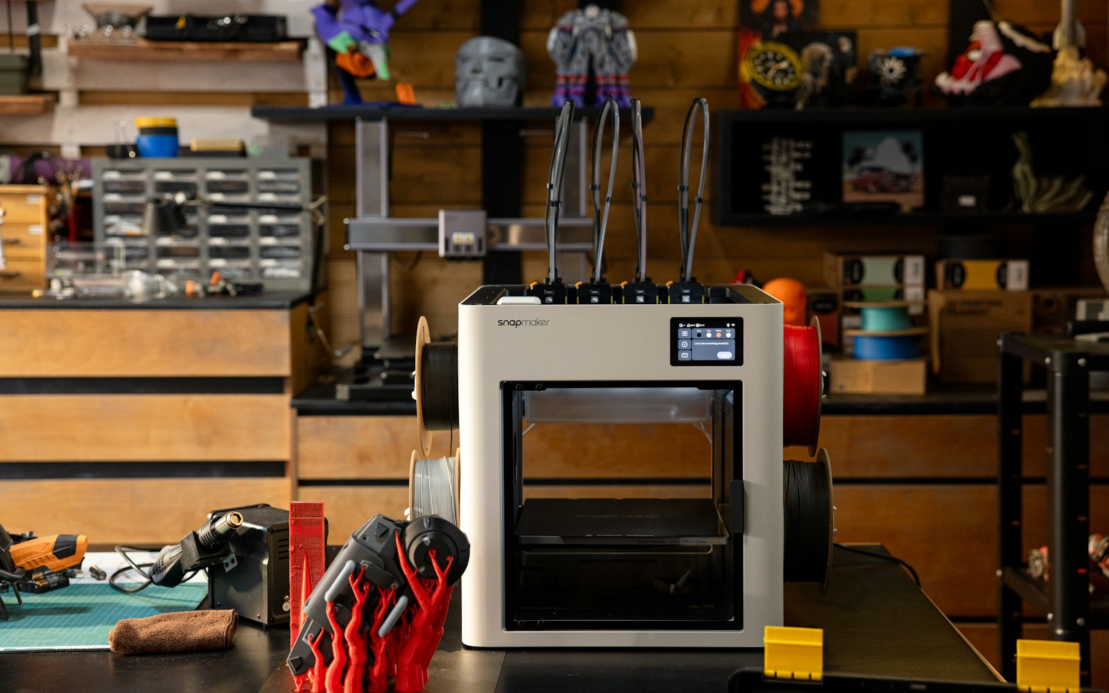 Stampante 3D in un laboratorio ordinato