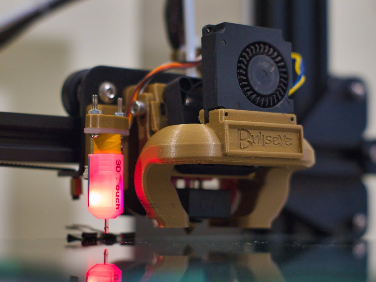 Dettaglio di una stampante 3D in funzione